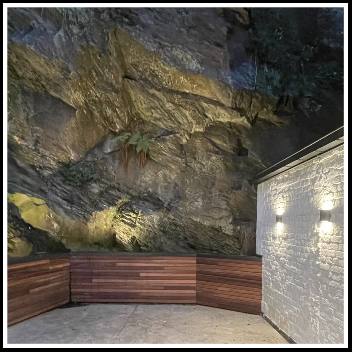 Éclairage architectural d'une paroi rocheuse et d'une façade