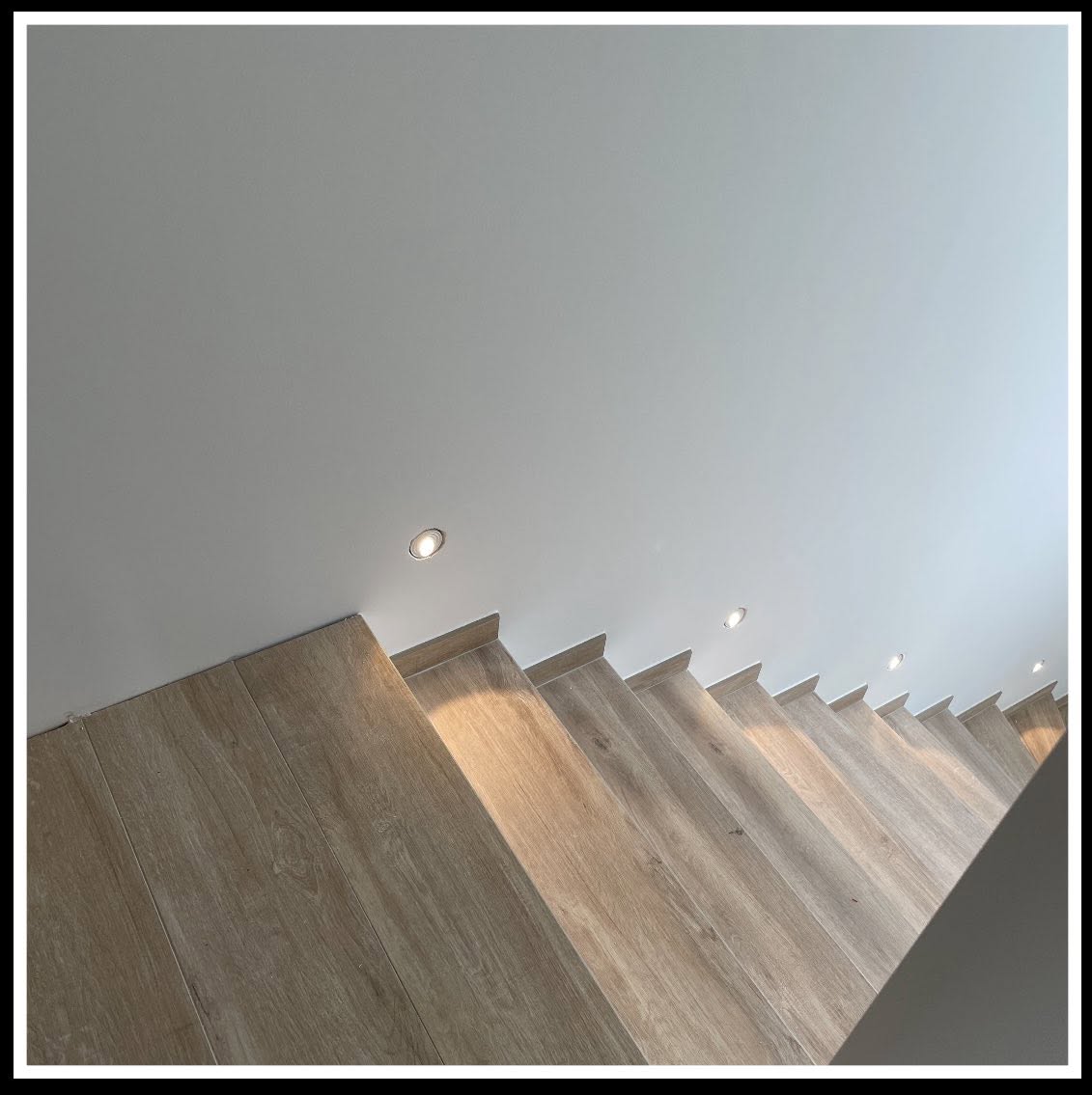 Spots encastrés éclairant un escalier intérieur