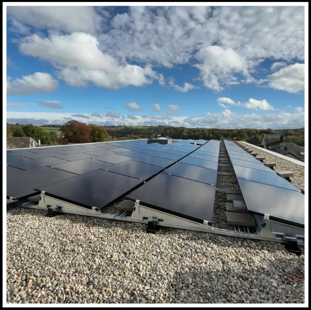 Installation de panneaux photovoltaïques sur une toiture plate